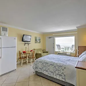 daytona-beach-studio-with-oceanfront-balcony-and-pool.thedaytonabeachhotels.com/